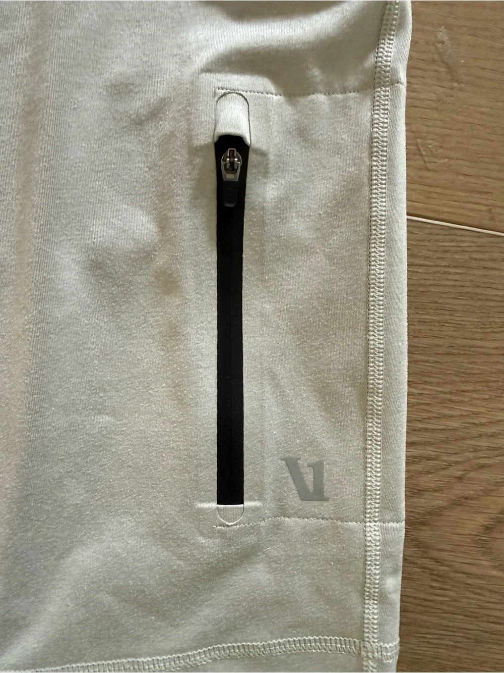 Vuori Sunday Performance Shorts XXL Platinum Zip Pocket Athletic 8’’ inseam